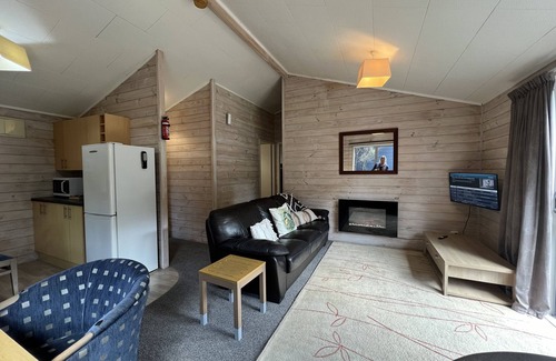 Dairy Flat Cottage | Comfortable Bush Retreat in Coatesville, just 3 minutes from Albany