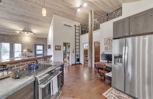 Hendersonville Cabin | Comfortable cabin near wineries~hiking~Hendersonville