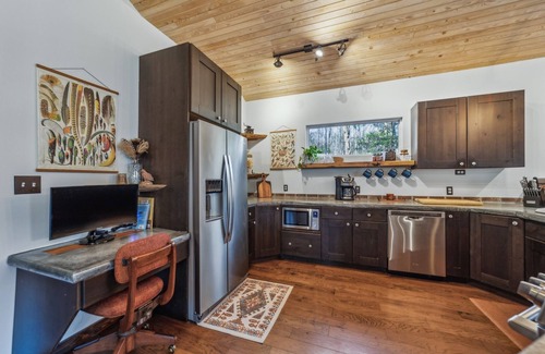 Hendersonville Cabin | Comfortable cabin near wineries-hiking-Hendersonville by Sunscape Property Management