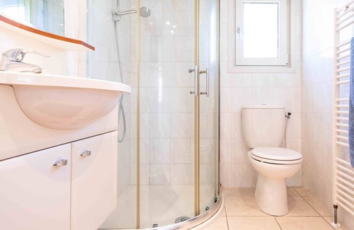 Egmond aan den Hoef Ski Chalet | Comfortable chalet with dishwasher, sea at 3.5 km, in Egmond
