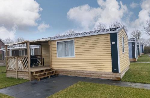 Koudekerke Ski Chalet | Comfortable chalet with microwave on a holiday park 1 km from the beach