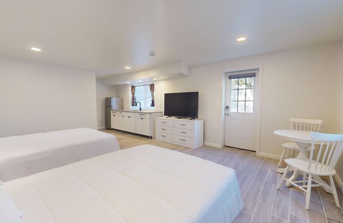 Lower Township Hotel | Comfortable Coastal Retreat with Two Queen Beds - Suite Room