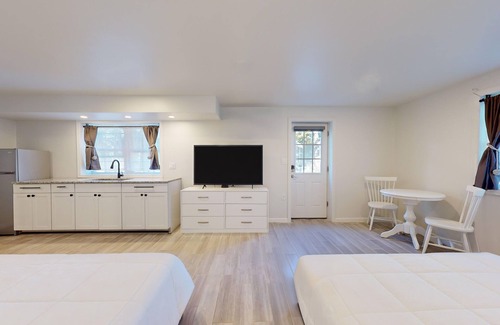 Lower Township Hotel | Comfortable Coastal Retreat with Two Queen Beds - Suite Room