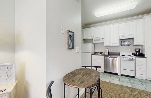 Dauphin Island Condo | Comfortable condo w/two shared pools & direct beach access