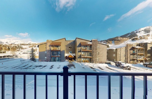 Crested Butte Condo | Comfortable condo with sweeping mountain views, private balcony, & washer/dryer