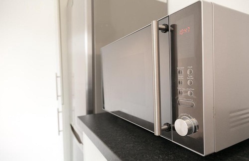 Crawley Apartment | Comfortable Contractor House Gatwick: sleeps 6+
