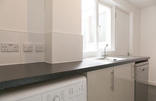 Crawley Apartment | Comfortable Contractor House Gatwick: sleeps 6+