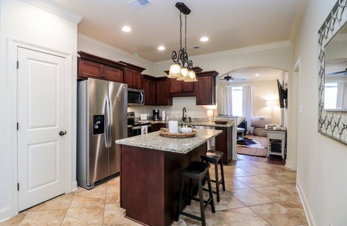 Oxford House | Comfortable, Convenient and Well Appointed 3B/3.5BA