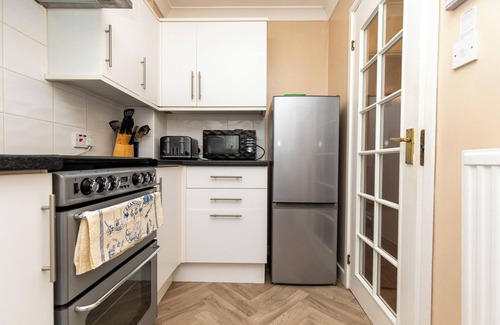 Crynant House | Comfortable, Cosy & Spacious Entire Holiday home in Llanelli. Pet Friendly.