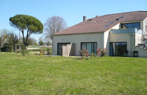 Saint-Androny Cottage | Comfortable cottage (2 *), quiet and bright, vineyards and estuary, with swimming pool