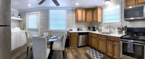 Statesboro House | Comfortable Cottage on the Blue Mile - Close to GSU!