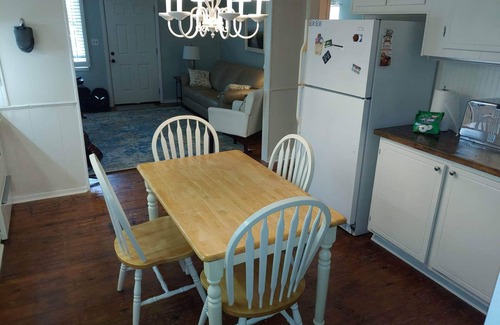 Tranquil Harbour Cottage | Comfortable Cottage blocks from the beach!