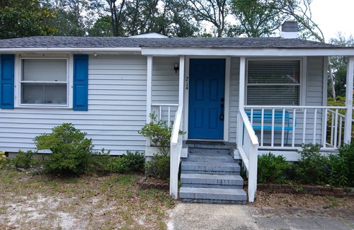 Tranquil Harbour Cottage | Comfortable Cottage blocks from the beach!