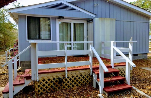 Tranquil Harbour Cottage | Comfortable Cottage blocks from the beach!