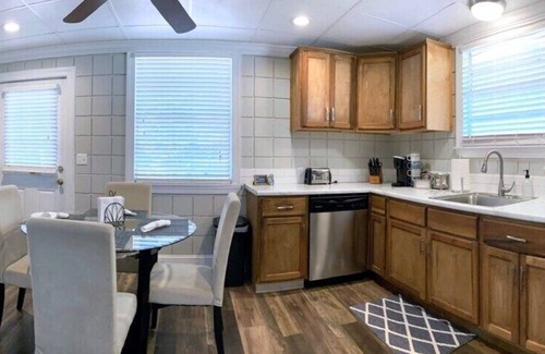 Statesboro House | Comfortable Cottage on the Blue Mile - Close to GSU!
