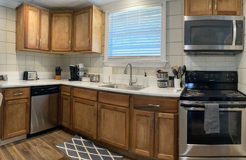 Statesboro House | Comfortable Cottage on the Blue Mile - Close to GSU!