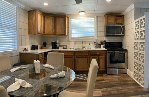 Statesboro House | Comfortable Cottage on the Blue Mile - Close to GSU!