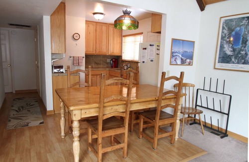 Pioneer Village Cabin | Comfortable, Cozy Tahoe 3BR-2BA Cabin - with Wifi - Min Stay 30 days
