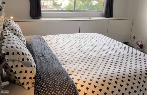 Gradignan Apartment | Comfortable designer apartment (Free Parking) 10 minutes from Bordeaux