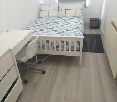 Coventry House | Comfortable Double Bed Located near City Centre, suitable for Contractors Health Care Professionals or long business stays in Coventry or delightful holidays in Coventry or within the West Midlands area Free Wifi Tea and Coffee Provided