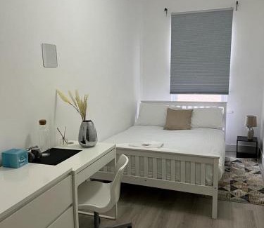 Coventry House | Comfortable Double Bed Located near City Centre, suitable for Contractors Health Care Professionals or long business stays in Coventry or delightful holidays in Coventry or within the West Midlands area Free Wifi Tea and Coffee Provided