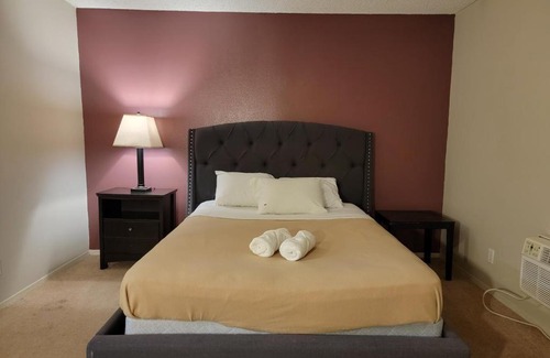 Pico - Robertson Hotel | Comfortable Double Bed Unit(C23)