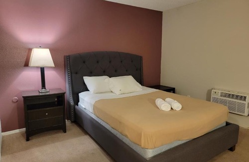 Pico - Robertson Hotel | Comfortable Double Bed Unit(C23)