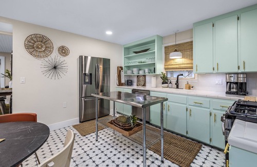 South Pensacola House | Comfortable Downtown Pensacola Stay Pet Friendly Yard Fire Pit Game Room