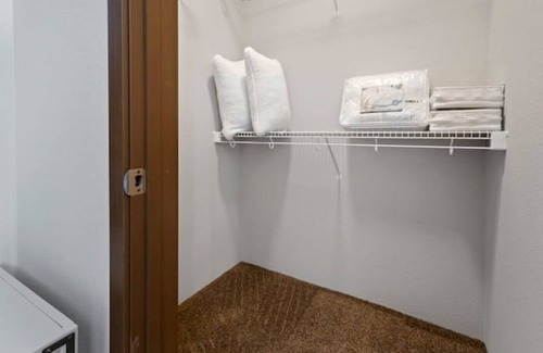 Greenacres Apartment | Comfortable Family Friendly & Pet Friendly - gamers paradise!