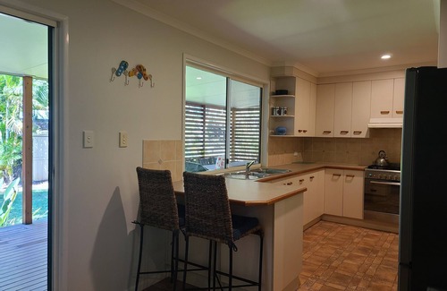 Brisbane Waterfront House | Comfortable Family Beach Side Cottage just a lazy 5min stroll to the water.