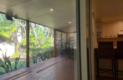 Brisbane Waterfront House | Comfortable Family Beach Side Cottage just a lazy 5min stroll to the water.