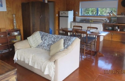 Great Barrier Island House | Comfortable family friendly bach, 4 minutes walk to the BEACH