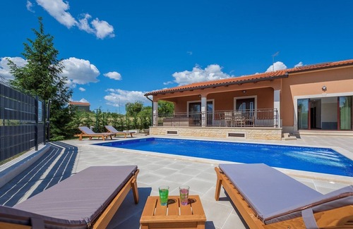 Tinjan Cabin | Comfortable family house with private pool, whirlpool and sauna for 6 people