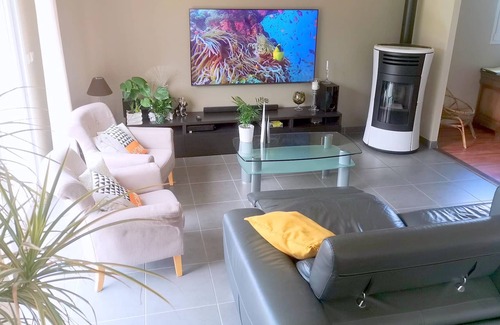 Plounevez-Lochrist House | Comfortable seaside cottage with jacuzzi