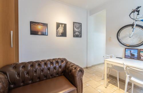 Santos Apartment | Comfortable Gonzaga Apartament - Em 1 minuto a pé tá na PRAIA Gonzaga em Santos e no Shopping Balneário, 2 ar-condicionados, portaria 24 horas, elevador, 1 vaga carro Gratís, wi-fi Grátis, enxoval Gratuito, PRAIA Santos Gonzaga, Bicicleta disponí