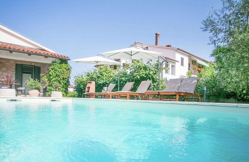 Tar-Vabriga Cottage | Comfortable holiday home with large garden and pool
