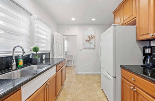 Alhambra House | Comfortable Home Near LA With Full Kitchen & Laundry