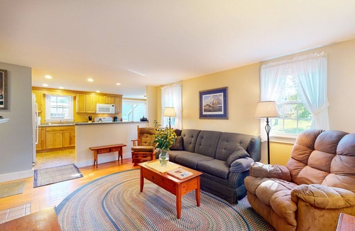Rockland Cottage | Comfortable home near the beach - dog-friendly - full kitchen & washer/dryer