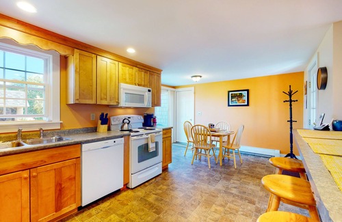 Rockland Cottage | Comfortable home near the beach - dog-friendly - full kitchen & washer/dryer