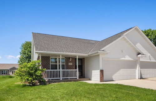 De Pere House | Comfortable Home Perfect for Families in Quiet Cul-de-Sac