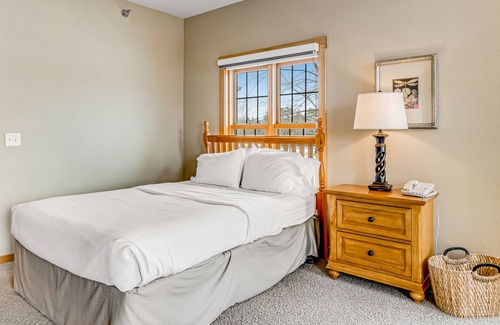 Three Lakes Condo | Comfortable lakefront studio with balcony, kitchenette, pool, gym, & hot tubs