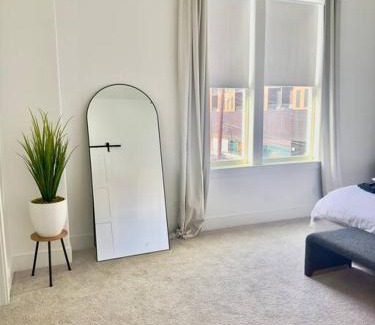 South Central Houston House | Comfortable Modern Home in Downtown Houston - Sleeps 10
