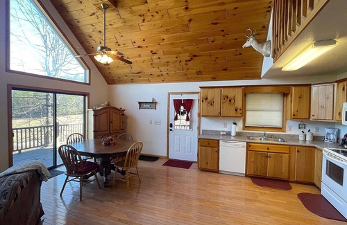 Unaka Ski Chalet | Comfortable mountain getaway with easy access