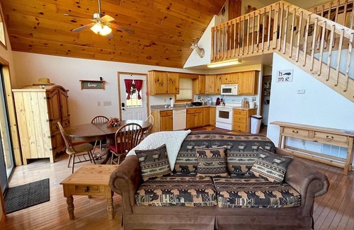 Unaka Ski Chalet | Comfortable mountain getaway with easy access