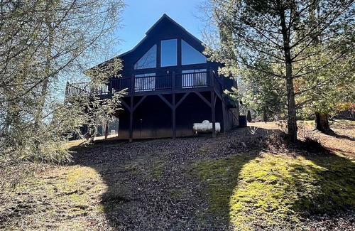 Unaka Ski Chalet | Comfortable mountain getaway with easy access
