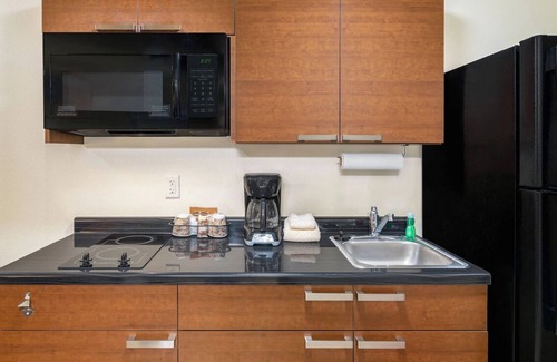 North Las Vegas Hotel | Comfortable Room with Full Kitchen and Parking!