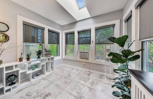Evanston House | Comfortable Room Convenient Area Close to Beach