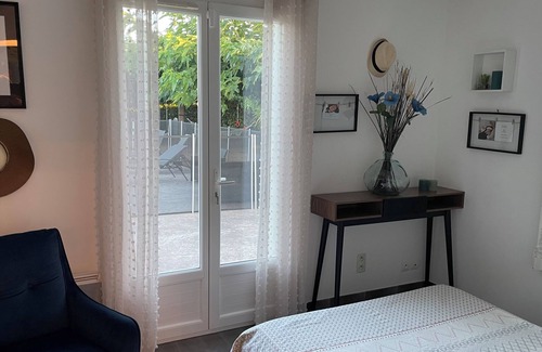 Narbonne Bed & Breakfast | Comfortable room for rent in a quiet, well-maintained villa,