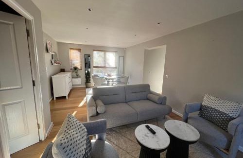 Blackheath House | Comfortable room in a luxurious apt with parking in Blackheath