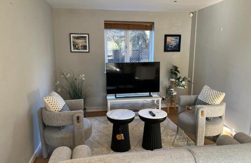 Blackheath House | Comfortable room in a luxurious apt with parking in Blackheath